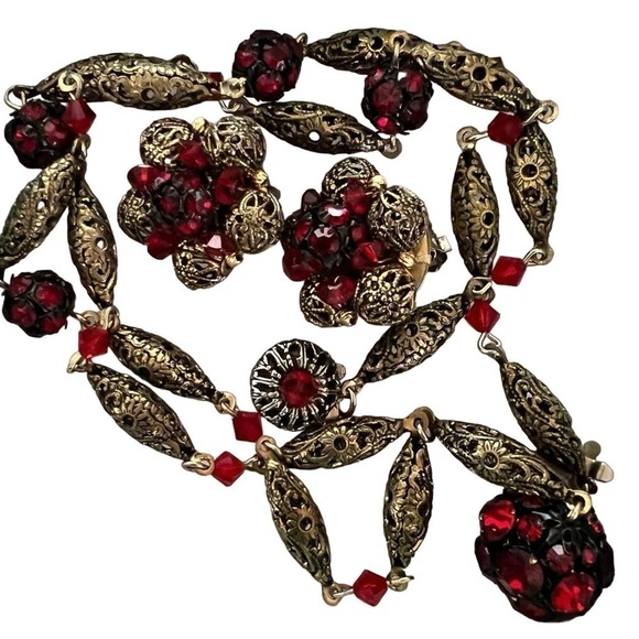 1950s Vintage Brass FILIGREE and RED glass rhinestones - Picture 3 of 6